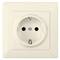 Deutsche Steckdose mit zwei Löchern und Schutzkontakt in einem weißen Rahmen.