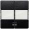 Ein schwarzer Doppellichtschalter mit Textur und weißem Einsatz im Zentrum, klassisches Design passend für moderne Innenräume.