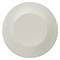 Ein einfacher, runder, elfenbeinfarbener Teller mit glatter Oberfläche.