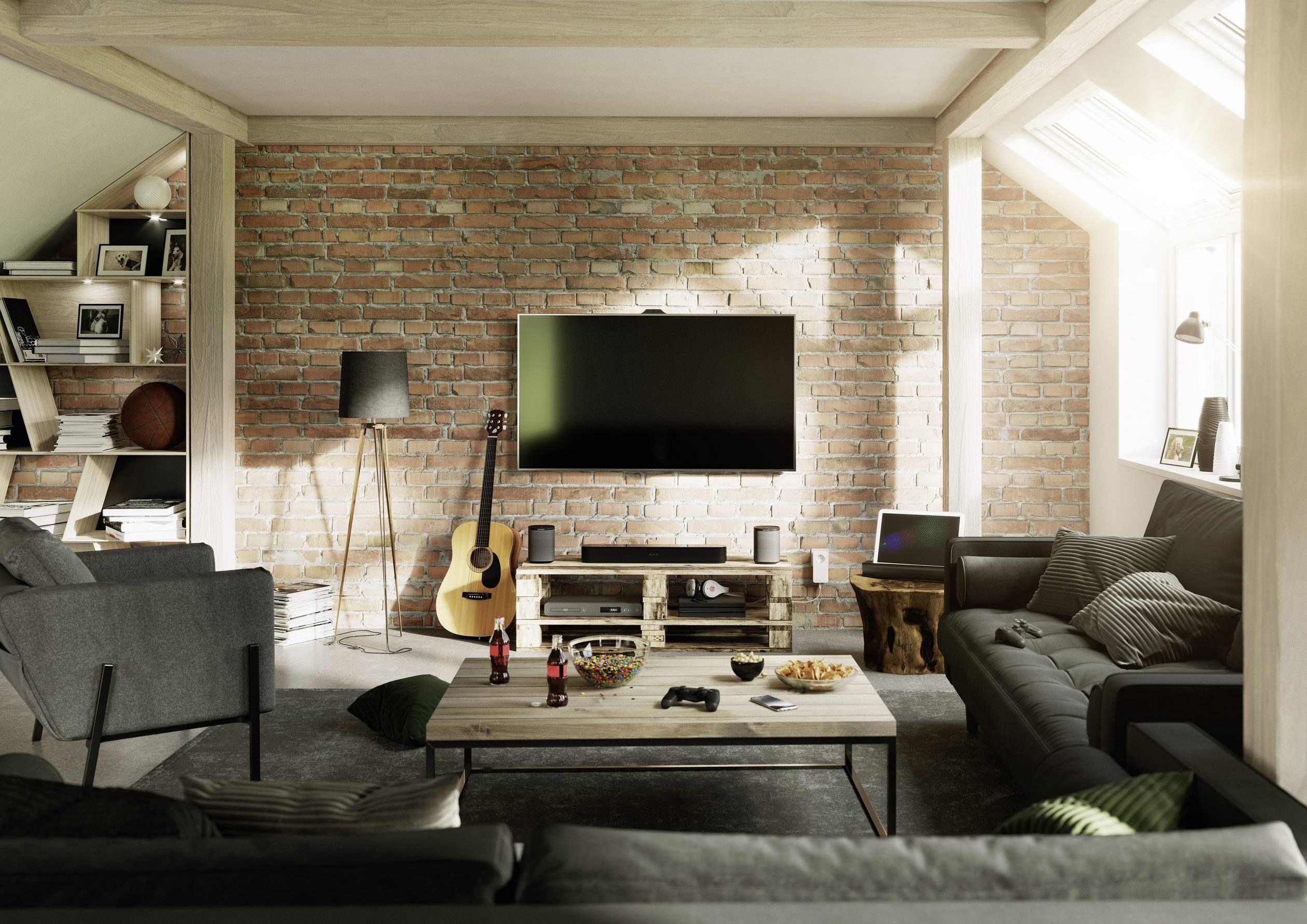 Gemütliches Wohnzimmer mit Backsteinwand, grauen Sofas, Fernseher, Gitarre und Tisch mit Getränken und Snacks. Helles Tageslicht von links.