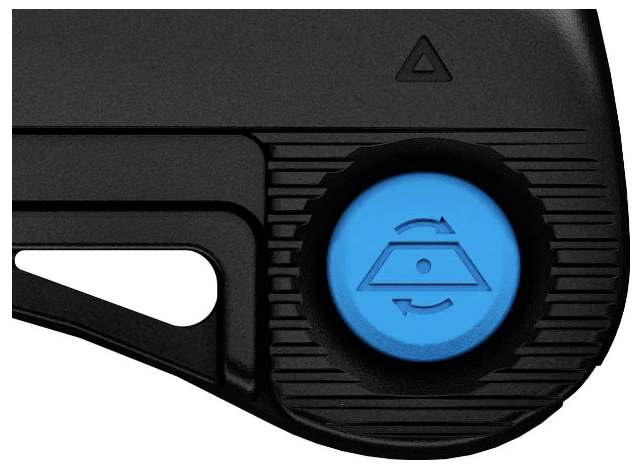 Schwarze Kunststoffoberfläche mit blauem Symbolknopf; Oberfläche geriffelt, Knopf zeigt ein stilisiertes Auge als Symbol.