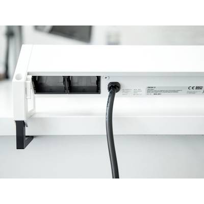 Ein weißes elektrisches Gerät mit zwei schwarzen Anschlüssen und einem eingesteckten schwarzen Kabel. Etiketten mit Modellinformationen sind auf der Oberfläche sichtbar.