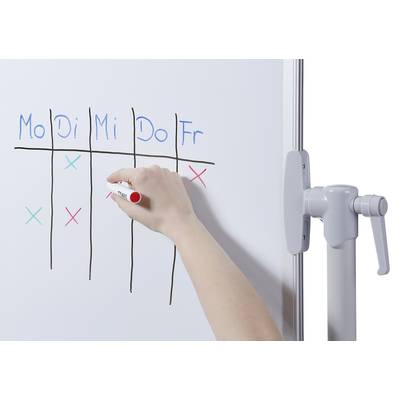 Eine Hand schreibt mit einem roten Stift ein 'X' in eine Tabelle auf einem Whiteboard, mit Wochentagen als Spaltenüberschriften.