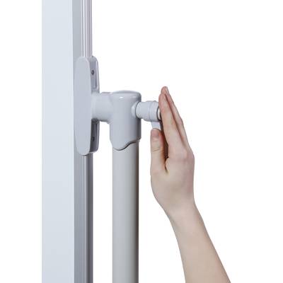 Eine Hand dreht einen Mechanismus an einem höhenverstellbaren Tisch, um die Position der Tischplatte zu verändern.