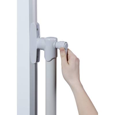 Eine Hand dreht einen grauen Drehknopf an einer vertikalen Stange, möglicherweise zur Einstellung oder Befestigung.