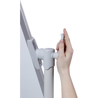 Person stellt die Höhe eines Klappstativs an einer Tafel oder einem Flipchart ein, indem sie an einer seitlichen Klemme dreht.