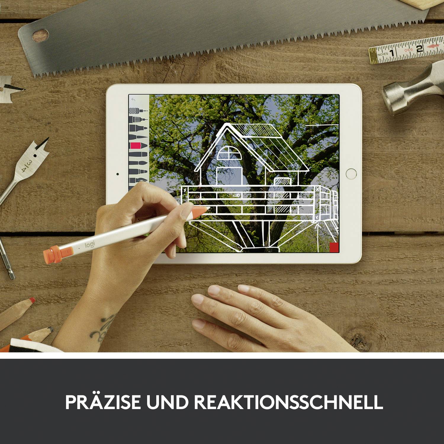 'Person zeichnet mit einem Stift auf einem Tablet, das die Skizze eines Hauses zeigt. Im Hintergrund liegen Werkzeuge auf einem Holztisch.'