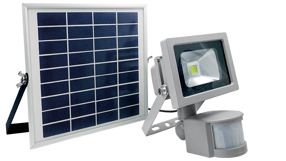 Eine solarbetriebene LED-Flutlichtlampe mit Bewegungssensor neben einem Solarpanel. Entwickelt für den Außeneinsatz zur Bereitstellung energieeffizienter Beleuchtung.