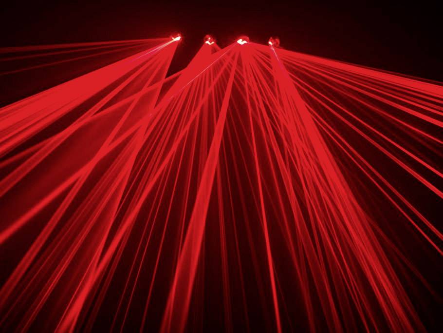 Rote Lasers strahlen in einem dunklen Raum nach unten und erzeugen ein auffälliges Lichtspektakel.