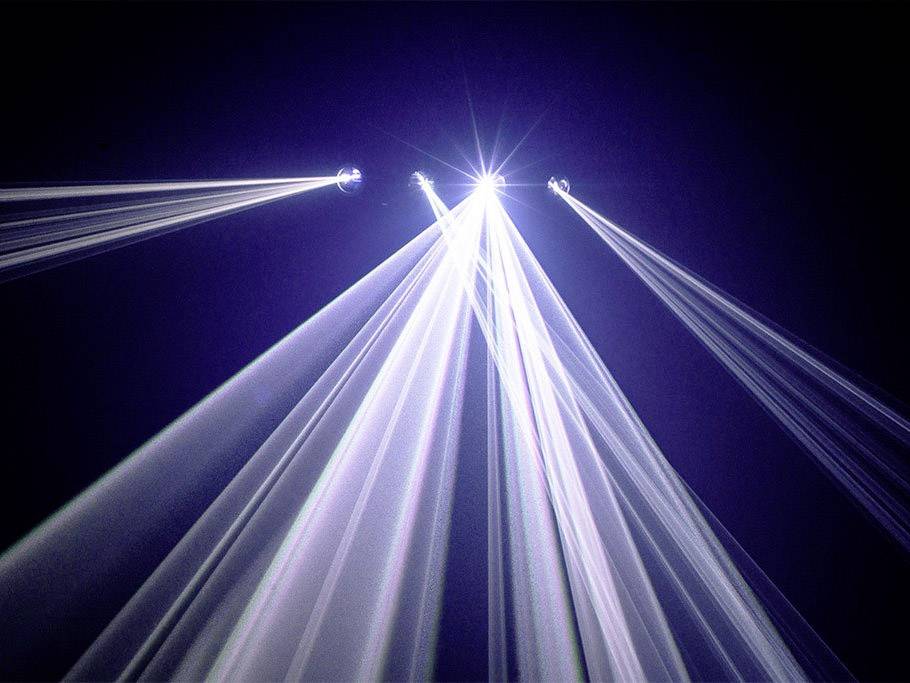 Lichtstrahlen durchbrechen einen dunklen Hintergrund und erzeugen ein dramatisches, sternförmiges Muster am Himmel.