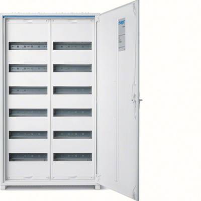 Ein geöffneter elektrischer Schaltschrank mit mehreren Sicherungsschaltern und Stromkreisen, die gleichmäßig angeordnet sind.