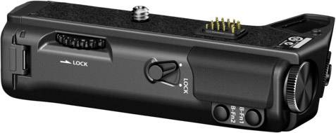 Ein Batteriegriff mit mehreren Schaltern und Einstellrädern, passend für eine Kamera. Er verfügt über Verriegelungsmechanismen und Funktionstasten.