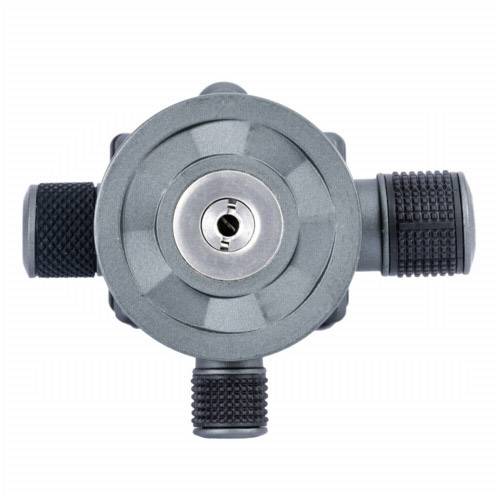 Eine graue mechanische Vorrichtung mit zentralem Metalleinsatz und drei schwarzen Griffen gleichmäßig um den Metalleinsatz angeordnet.