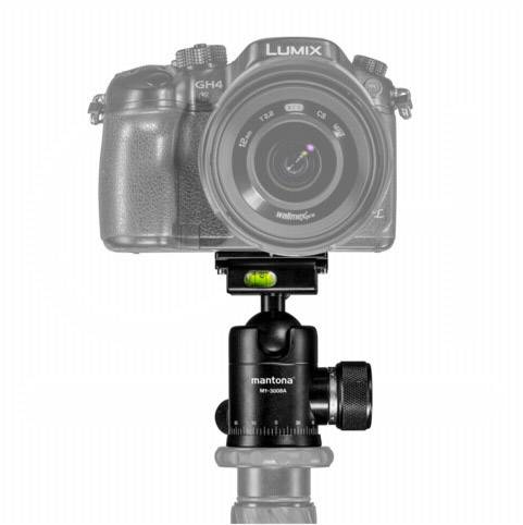 Eine Kamera der Marke Lumix GH4 auf einem Stativ montiert, in Nahaufnahme. Eine grüne Wasserwaage zeigt die Ausrichtung an.