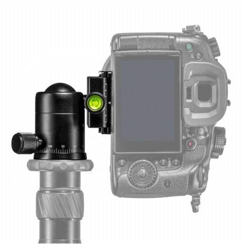 Eine Kamera auf einem Stativkopf mit Wasserwaage zur Nivellierung. Die Kamera ist teilweise transparent dargestellt.