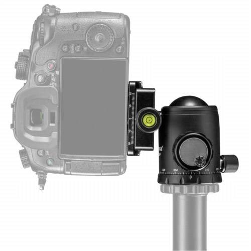 Digitalkamera, seitlich montiert, auf einem Stativ mit Kugelkopf und Wasserwaage. Ziel: präzise Ausrichtung für Fotografie.