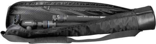 Ein zusammengesetztes Stativ liegt in einer geöffneten schwarzen Tragetasche mit Reißverschluss, bereit für den Transport.