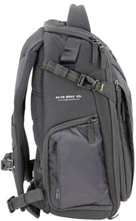 Schwarzer, vielseitiger Rucksack von der Seite, mit mehreren Reißverschlusstaschen und gepolsterten Gurten.