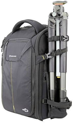 Kamerarucksack mit befestigtem Stativ an der Seite, schwarz mit gelben Nähten. Ideal für Fotografen unterwegs.