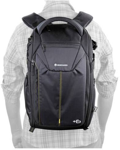 Ein schwarzer Vanguard Rucksack mit mehreren Fächern, getragen von einer Person. Ideal für Outdoor-Aktivitäten oder Reisen.