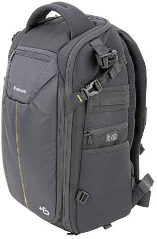 Schwarzer Rucksack mit mehreren Fächern und Reißverschlüssen, robustes Design, geeignet für Reisen oder Outdoor-Aktivitäten.