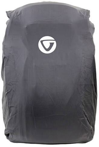 Ein dunkler Rucksack mit einem stilisierten Logo in der Mitte.