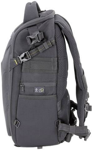 Schwarzer Rucksack mit mehreren Schnallen und Fächern, seitliche Ansicht.