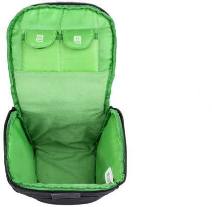 Offene schwarze Lunchbox mit grünem Innenfutter, zeigt leere Fächer zur Aufbewahrung von Lebensmitteln.