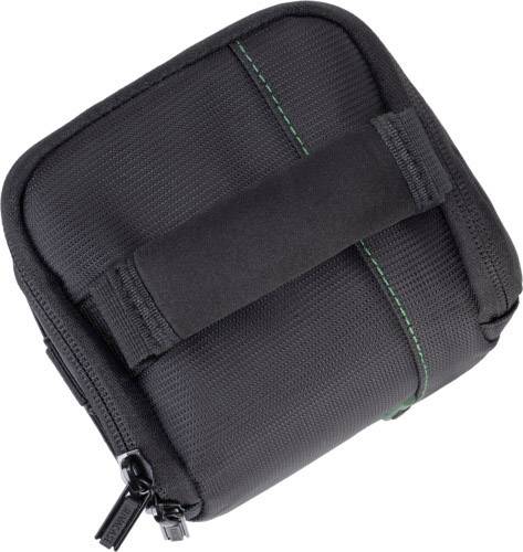 Schwarze, quadratische Tasche mit Reißverschluss und Griff auf der Vorderseite.