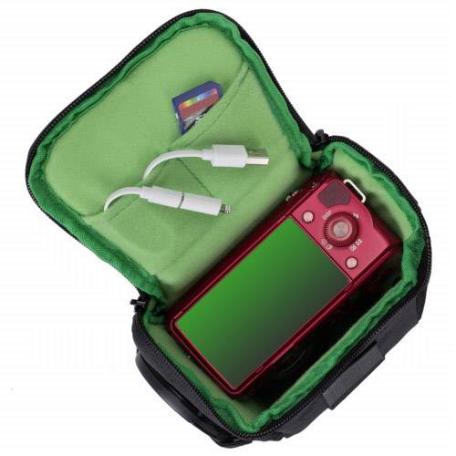 Rote Digitalkamera in einer geöffneten, grünen Schutztasche. USB-Kabel und SD-Karte liegen ebenfalls in der Tasche.