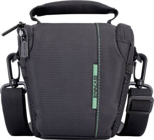 Eine schwarze Kameratasche aus Stoff mit einem Griff und verstellbarem Schultergurt. Sie hat Reißverschlüsse und grüne Akzente.