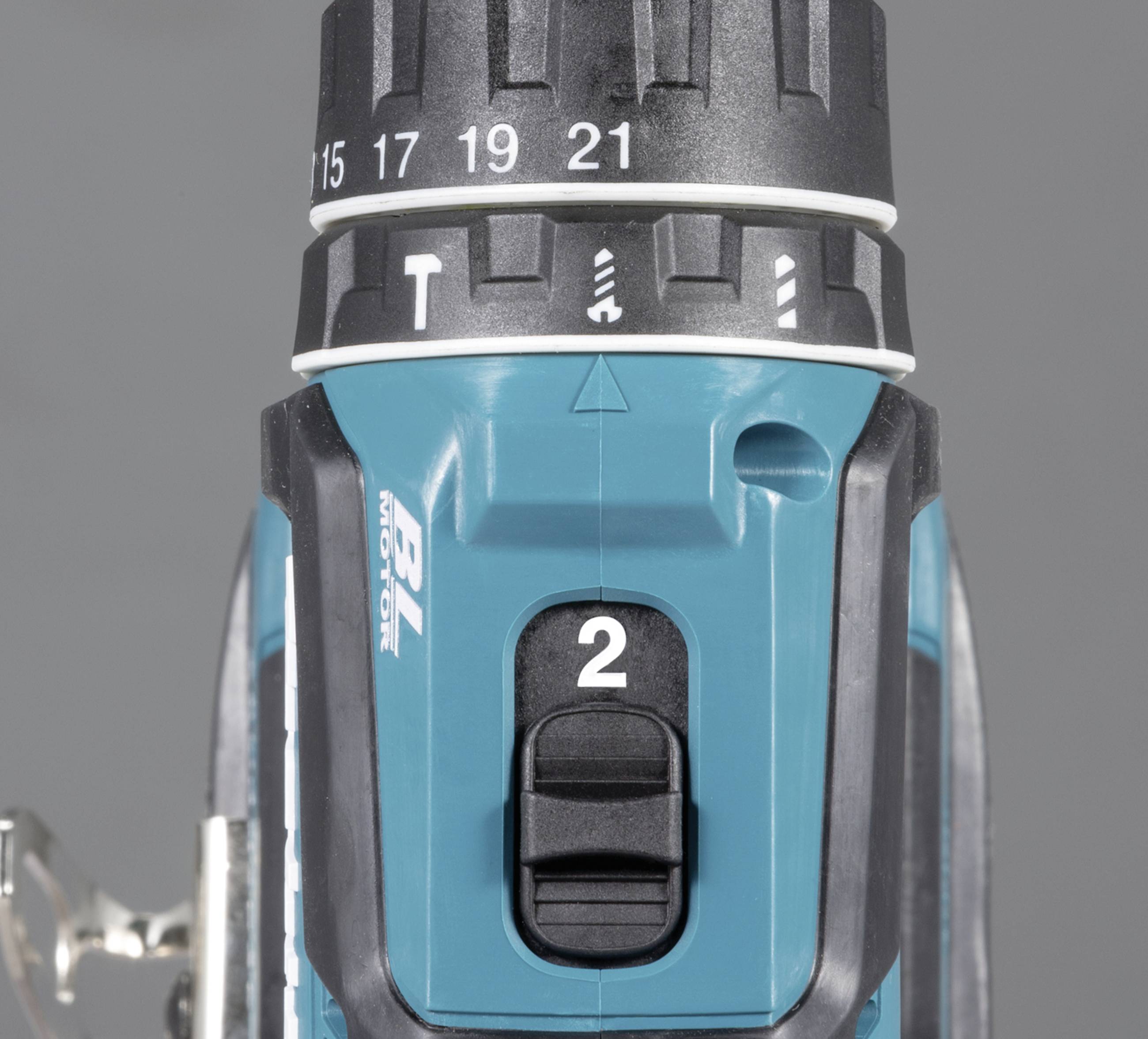 Ein Bohrer mit blau-schwarzem Gehäuse. Der Drehmomentring zeigt Zahlen von 1 bis 21, mit markierten Stufen 'T' und '2'.