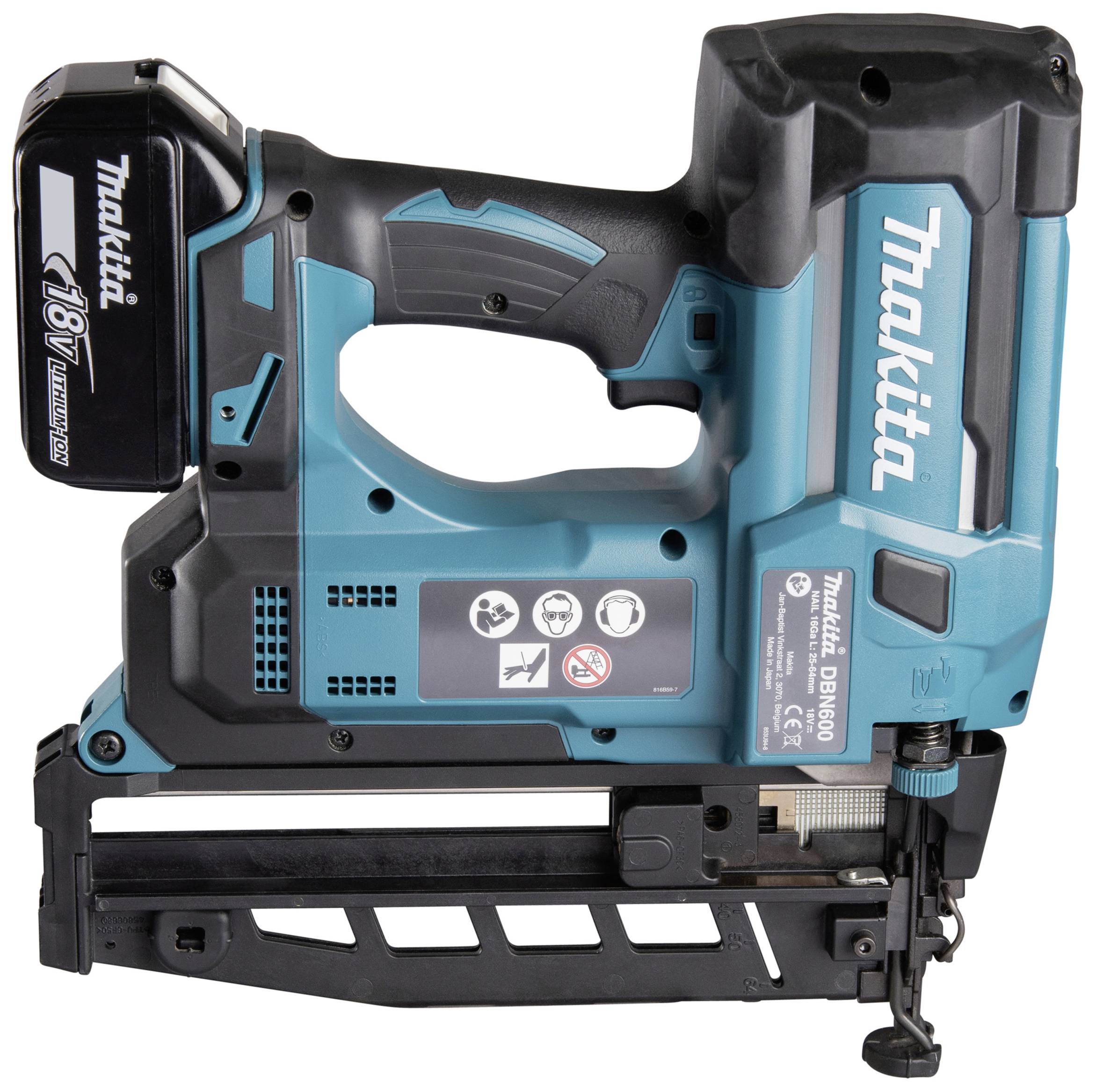 Eine blaue und schwarze Akku-Nagelpistole von Makita, Modell DBN600. Das Gerät hat ein 18V Batteriepaket und verschiedene Bedienelemente.