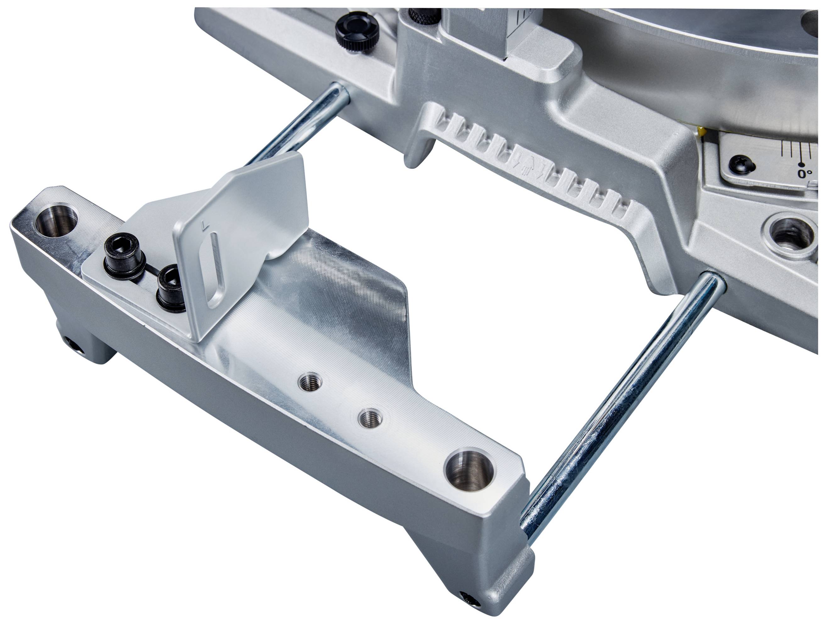 Nahaufnahme eines silbernen Metallteils mit zwei Stangen, Schrauben und einem Halterungsmechanismus. Wahrscheinlich ein Teil einer Maschine.