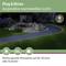 Gartenlandschaft bei Nacht mit warmweißer Beleuchtung. Text: 'Plug & Shine. Angenehm warmweißes Licht.' Perfekt für Terrasse oder Garten.