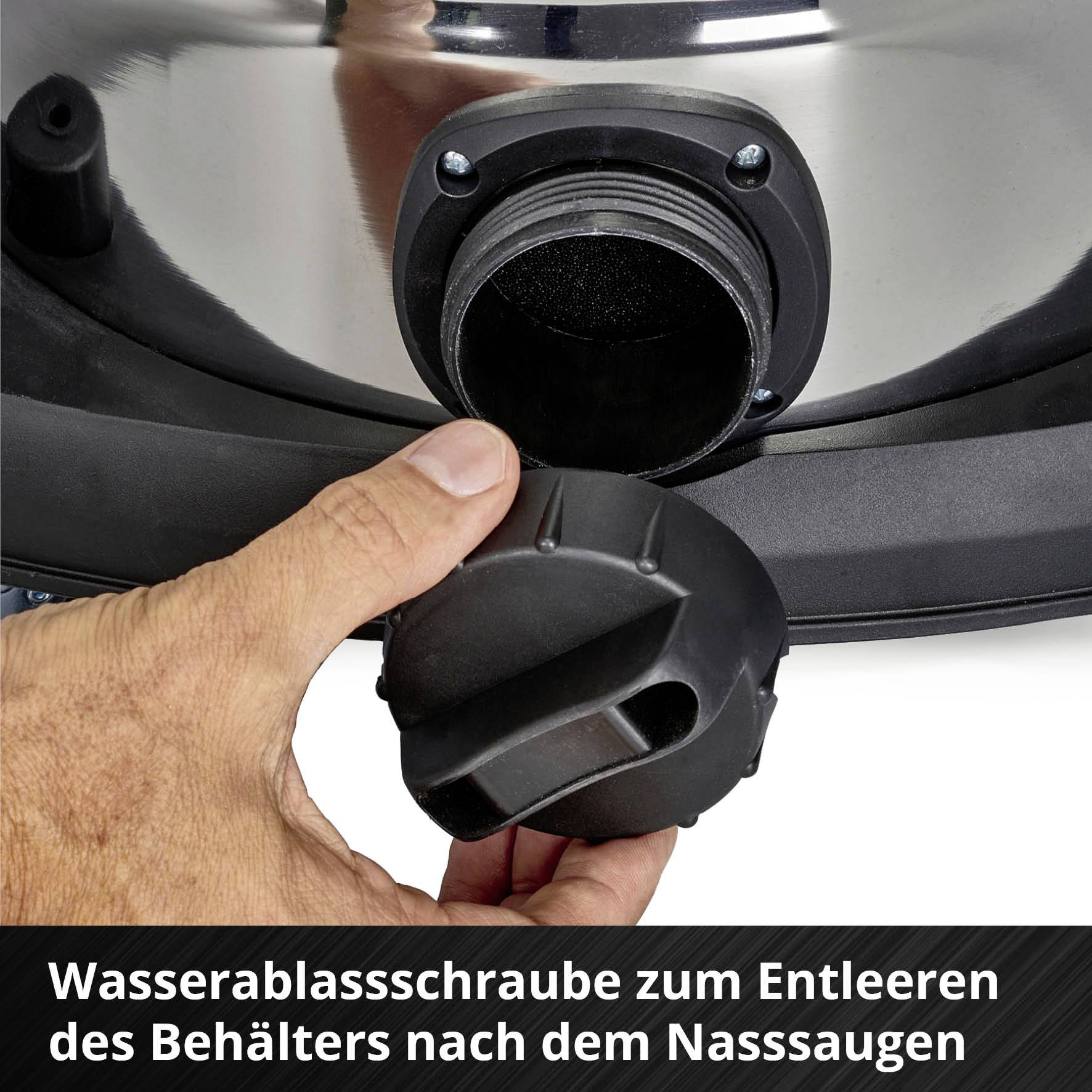 Ein Mensch hält einen schwarzen Wasserablassschraube, um das Wasser aus einem Nasssauger zu entleeren.