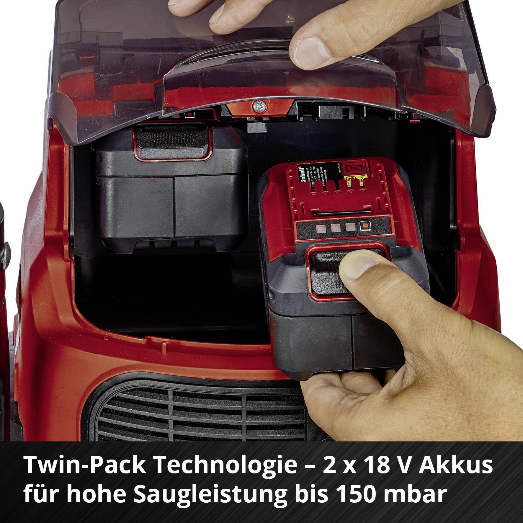 Zwei rote Akkus werden in einem Gerät eingesetzt. Text auf Bild: 'Twin-Pack Technologie – 2 x 18 V Akkus für hohe Saugleistung bis 150 mbar'.