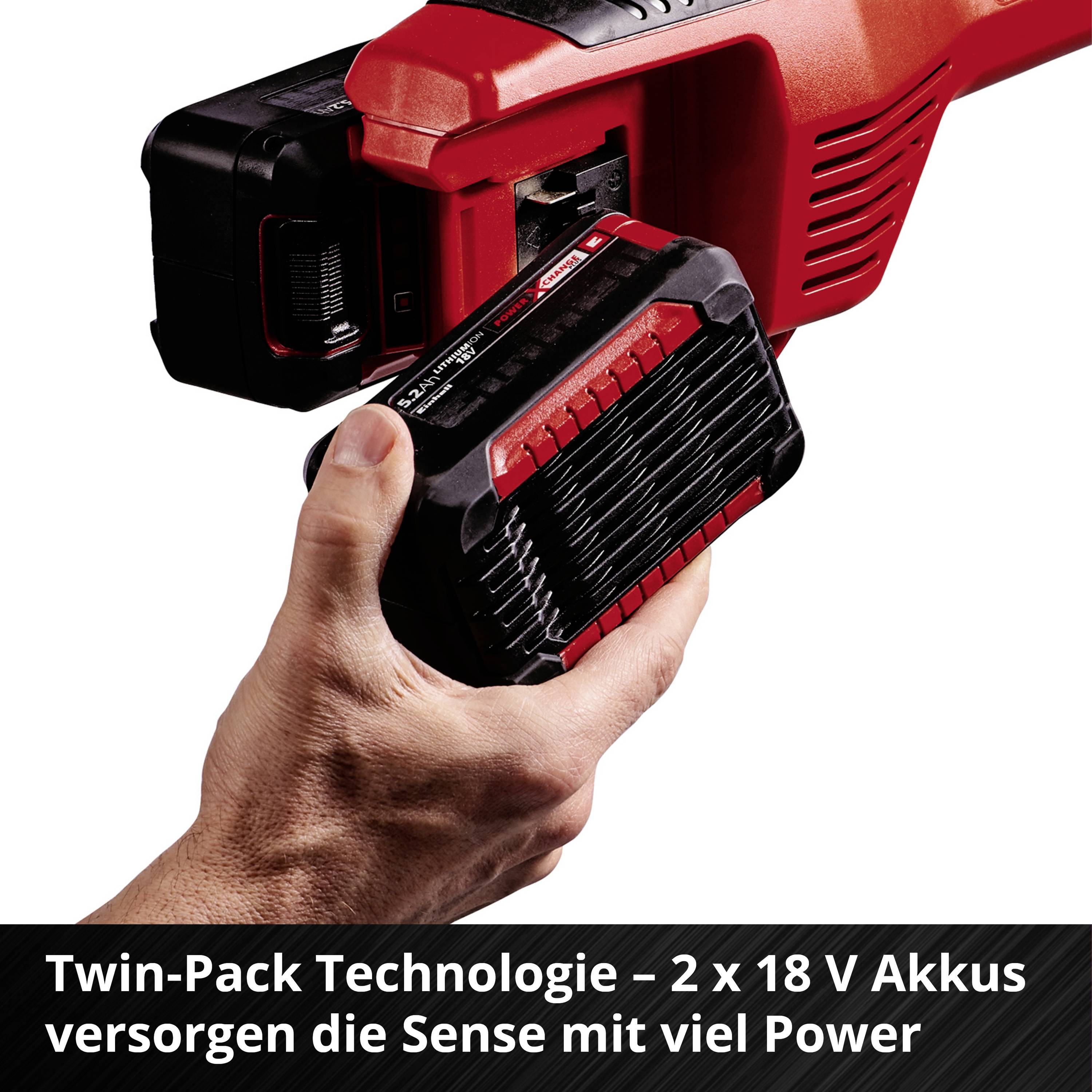 Eine Person setzt einen 18 V Akku in ein rotes Elektrowerkzeug ein. Text auf dem Bild: 'Twin-Pack Technologie – 2 x 18 V Akkus versorgen die Sense mit viel Power'.