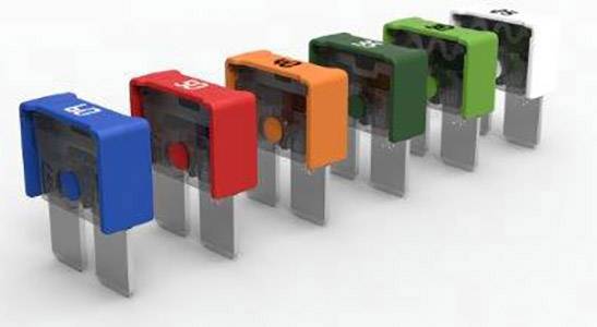 Verschiedene farbige Flachsicherungen in einer Reihe, repräsentieren unterschiedliche Stromstärken in einem elektrischen System.