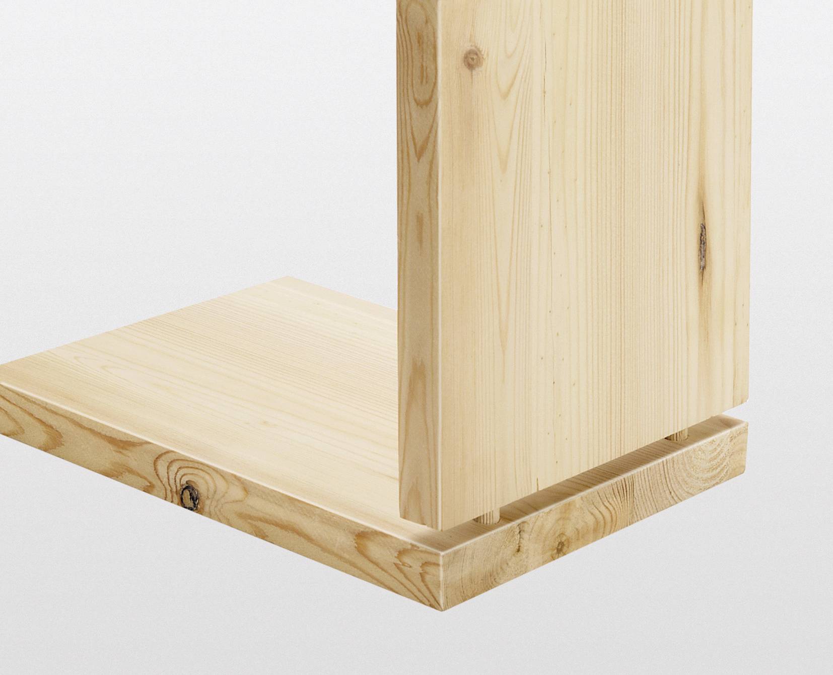 Holzregal aus hellem Kiefernholz, das eine Ecke eines Raumes zeigt. Die Oberfläche ist glatt, mit sichtbaren Holzmaserungen.