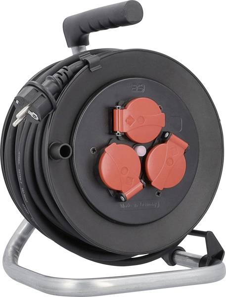 Eine schwarze Kabeltrommel mit rotem Steckdosenverteiler, drei Steckplätze, auf einem Metallgestell stehend.