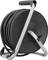 Ein schwarzer Schlauch auf einer silbernen Schlauchtrommel mit Griff, auf einem weißen Hintergrund.