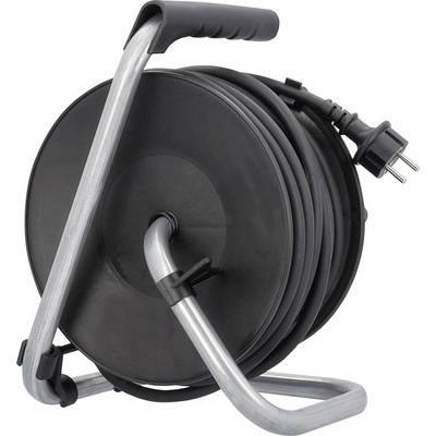 Schwarze Kabeltrommel mit einem Metallrahmen und einem Griff. Sie ist unaufgerollt und hat einen Stecker am Kabelende.