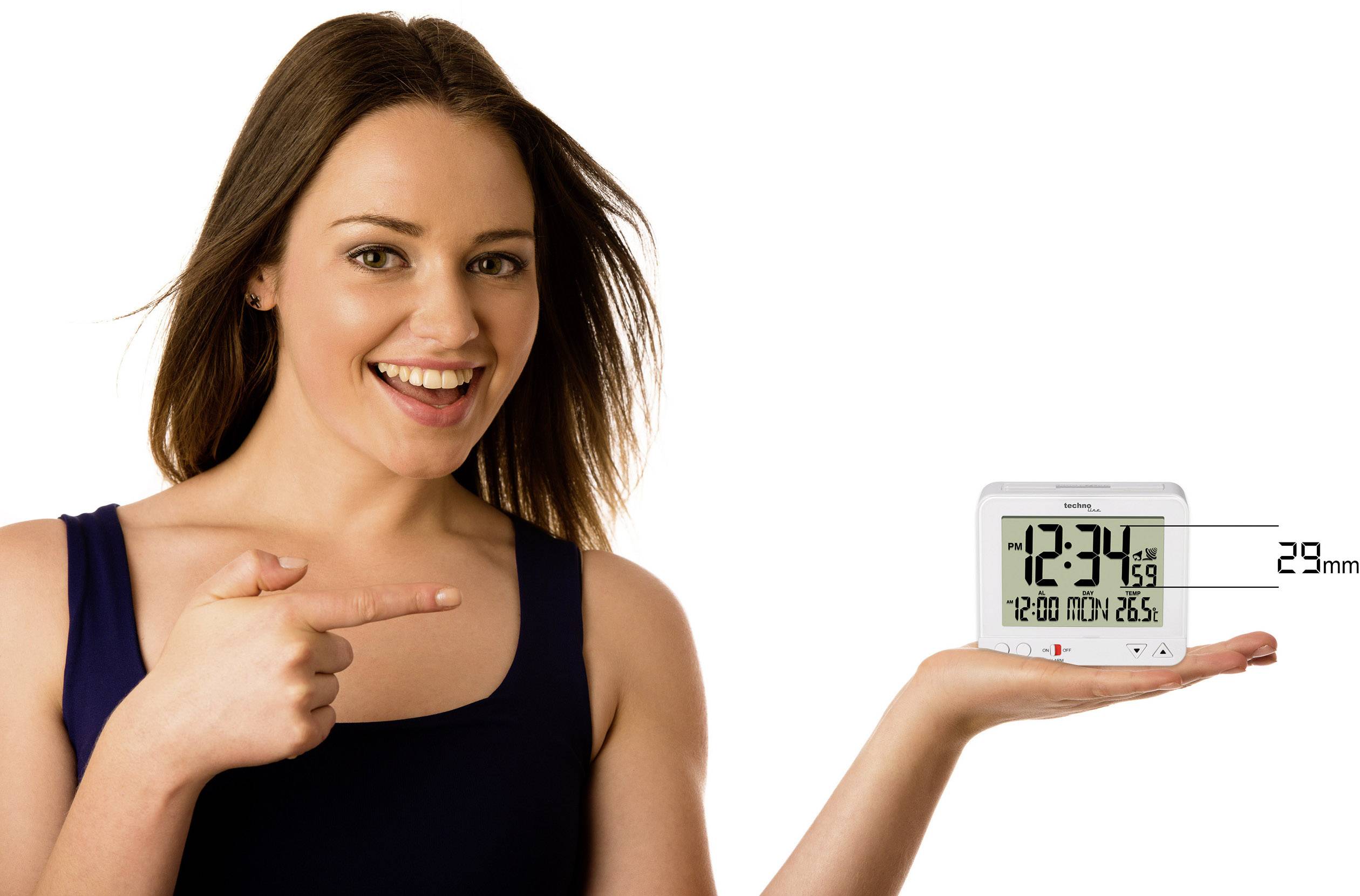 Eine Frau hält einen digitalen Thermo- und Hygrometer auf ihrer Hand, das 12:34 Uhr, 59% Luftfeuchtigkeit und 26,5°C anzeigt.