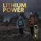 Zwei Personen wandern im Wald unter bewölktem Himmel, neben ihnen steht der Text 'LITHIUM POWER' und eine AA-Batterie von GP.