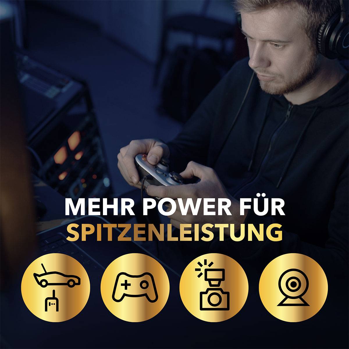 Ein Mann mit Kopfhörern arbeitet konzentriert an einem Mischpult. Text: 'Mehr Power für Spitzenleistung'. Symbole für Auto, Controller, Kamera und Webcam.