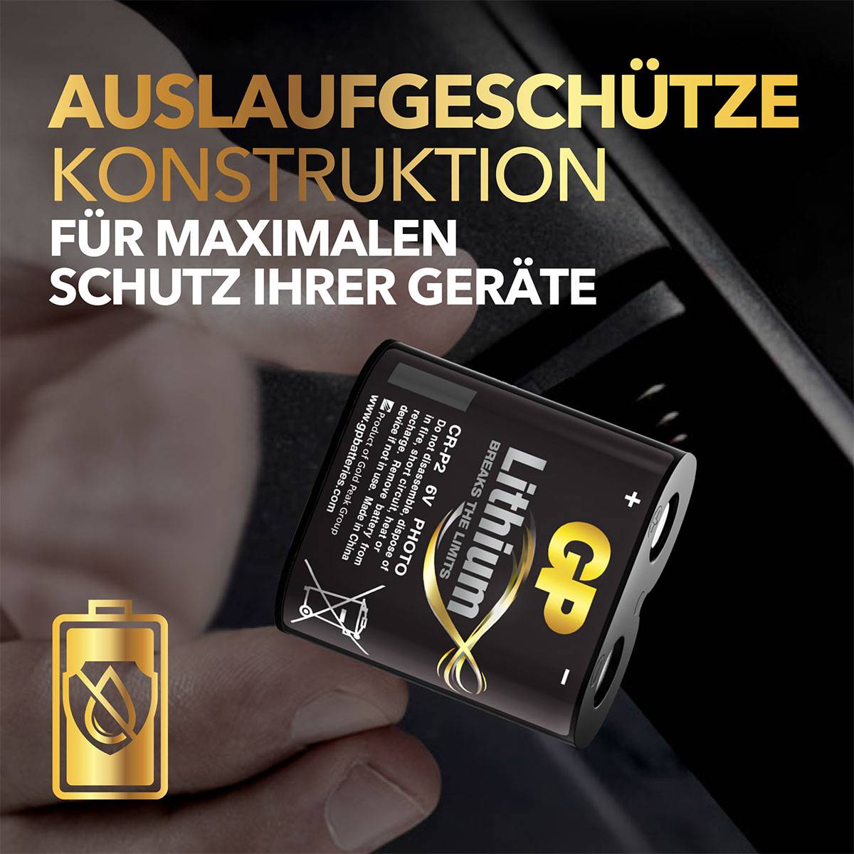 'Lithium GP Batterie' in jemandes Hand. Text hebt auslaufsichere Konstruktion für maximalen Geräteschutz hervor. Goldene und weiße Schrift.