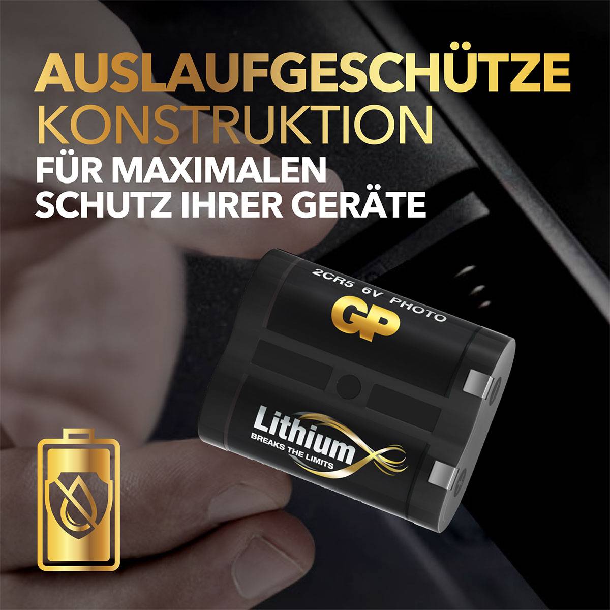 'GP Lithium Batterie' wird in eine Kamera eingelegt. Text: 'Auslaufsichere Konstruktion für maximalen Schutz Ihrer Geräte'.
