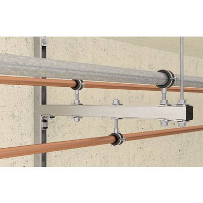 Metallrohrschellen befestigen mehrere Kupferrohre an einer Betonwand. Das System ist für eine stabile und organisierte Rohrmontage konzipiert.