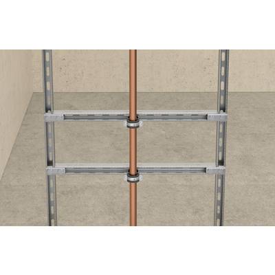 Eine Metallrahmenkonstruktion mit zwei horizontalen Stahlstäben trägt ein vertikales Kupferrohr, das mit Metallklemmen auf einem Betonboden befestigt ist.
